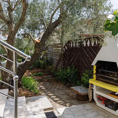 Classic And Trendy With Terrace Apartment *