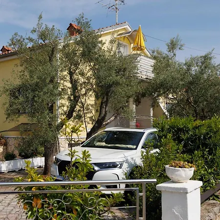 Classic And Trendy With Terrace Pinezići
